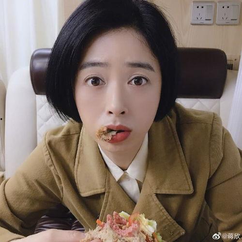 万茜吃瓜表情,表情包界的“新宠”