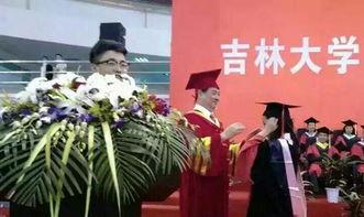 毕业求婚校长吃瓜视频,毕业典礼上校长的意外求婚吃瓜记